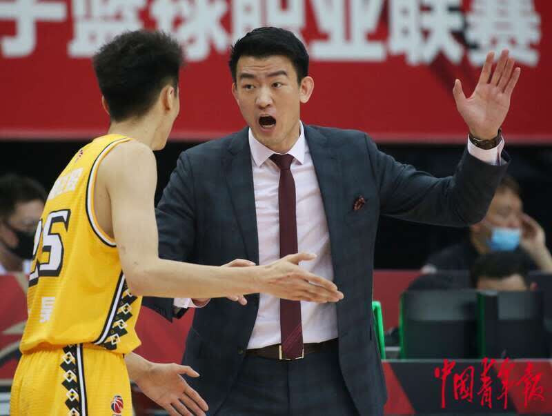 主教练战术高超，率队杀入四强