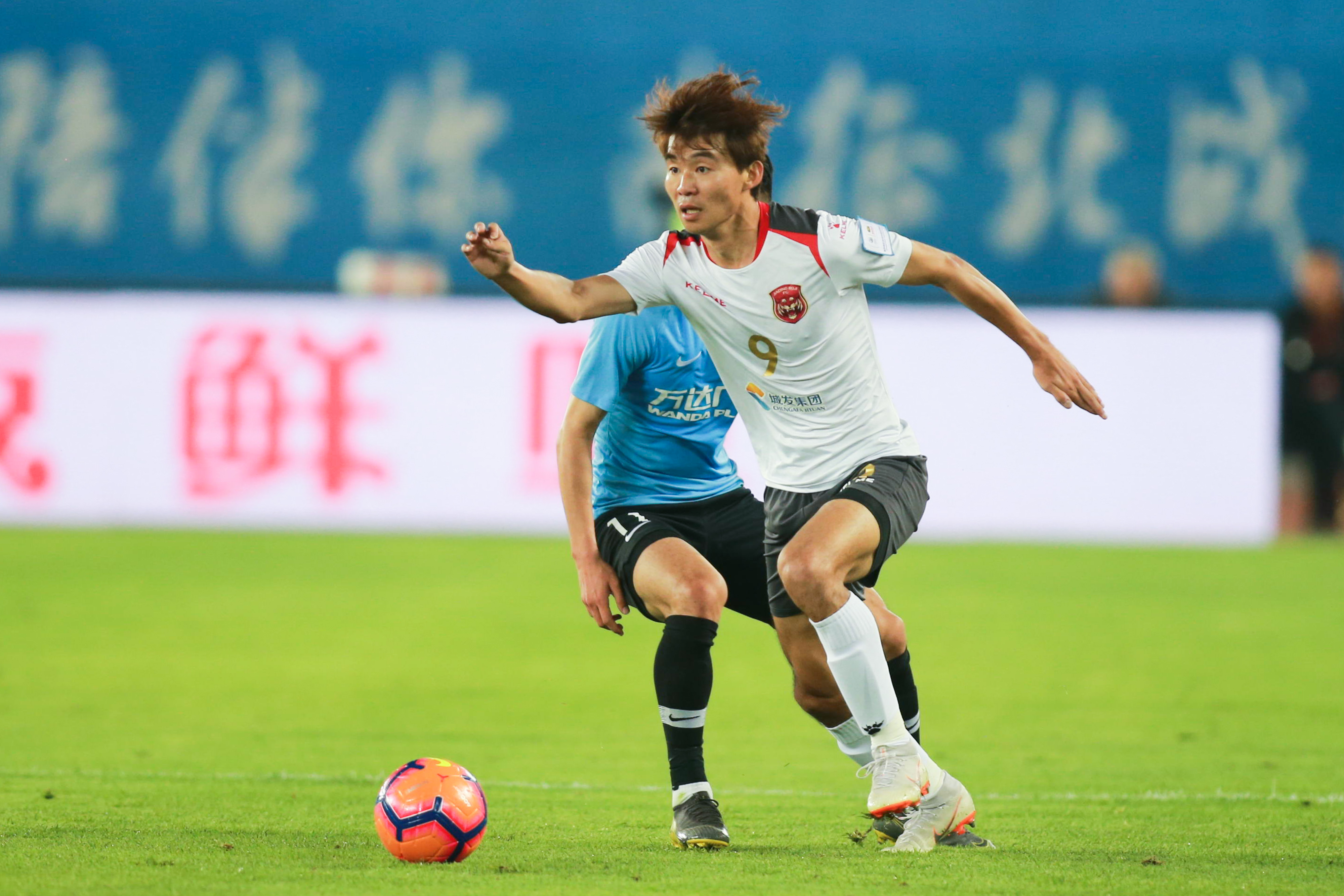 申鑫客场不敌上港，陷入连败颓势的简单介绍