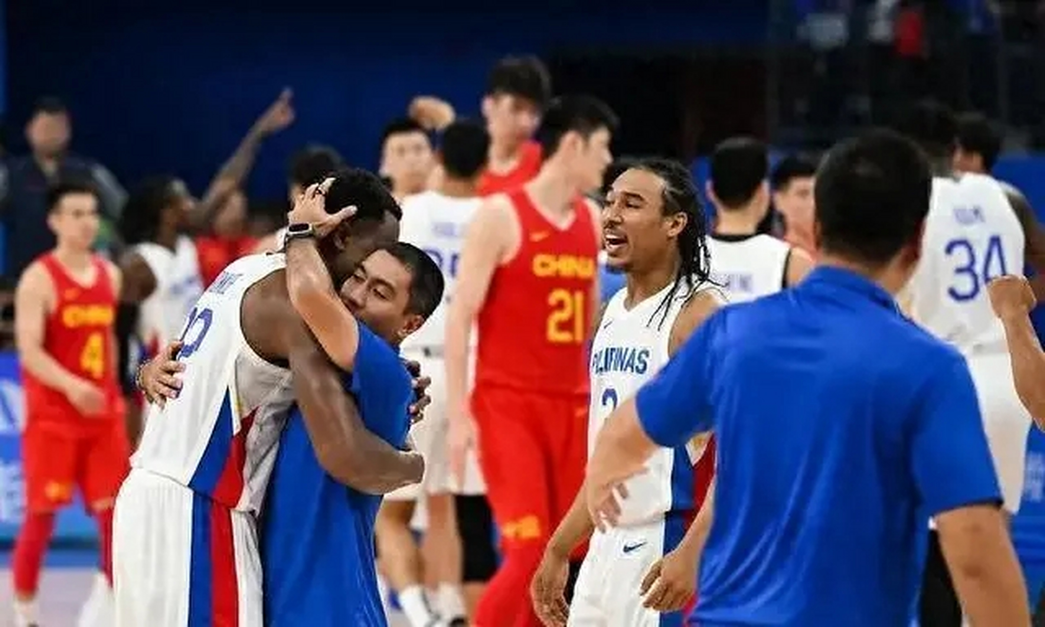 亚运会男篮半决赛中国队大胜印尼队