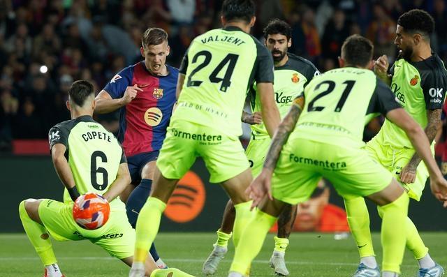 包含皇家马德里客场战平塞尔塔，保持不败战绩的词条