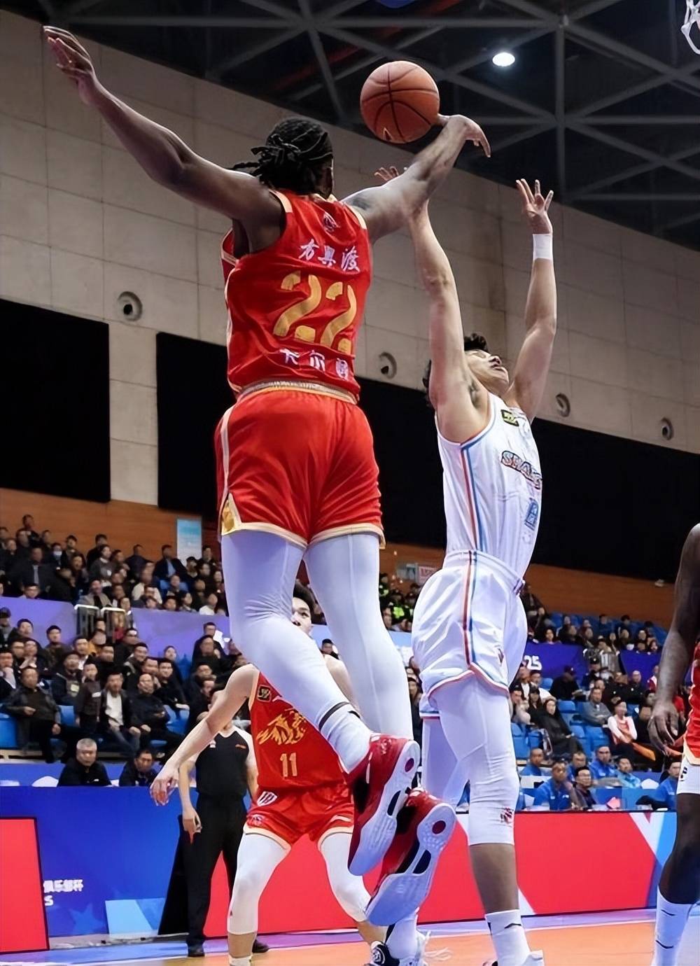 新疆男篮力压对手,获得最终胜利 新疆男篮力压对手,获得最终胜利