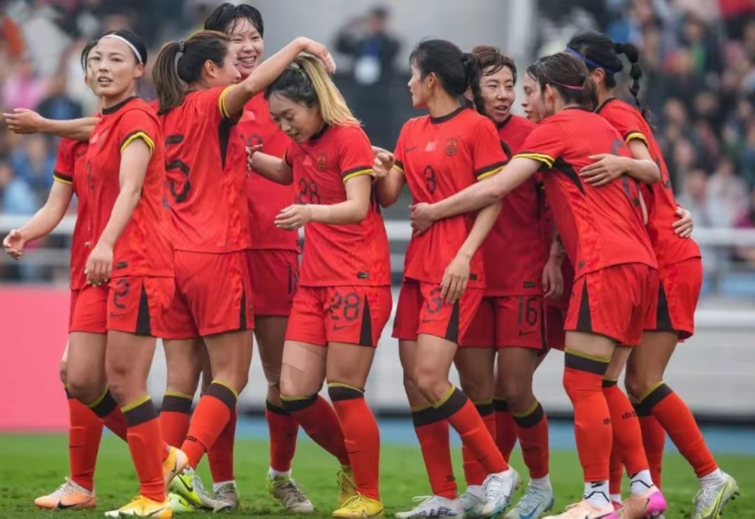 女性足球选手迎战激烈赛事,勇创佳绩 女性足球选手迎战激烈赛事,勇创佳绩