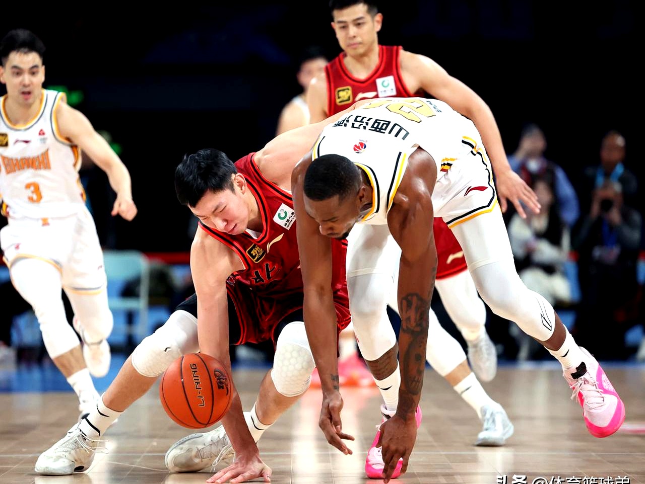 爱游戏登录入口-战术精湛，场上球员技战术展示精彩纷呈的简单介绍