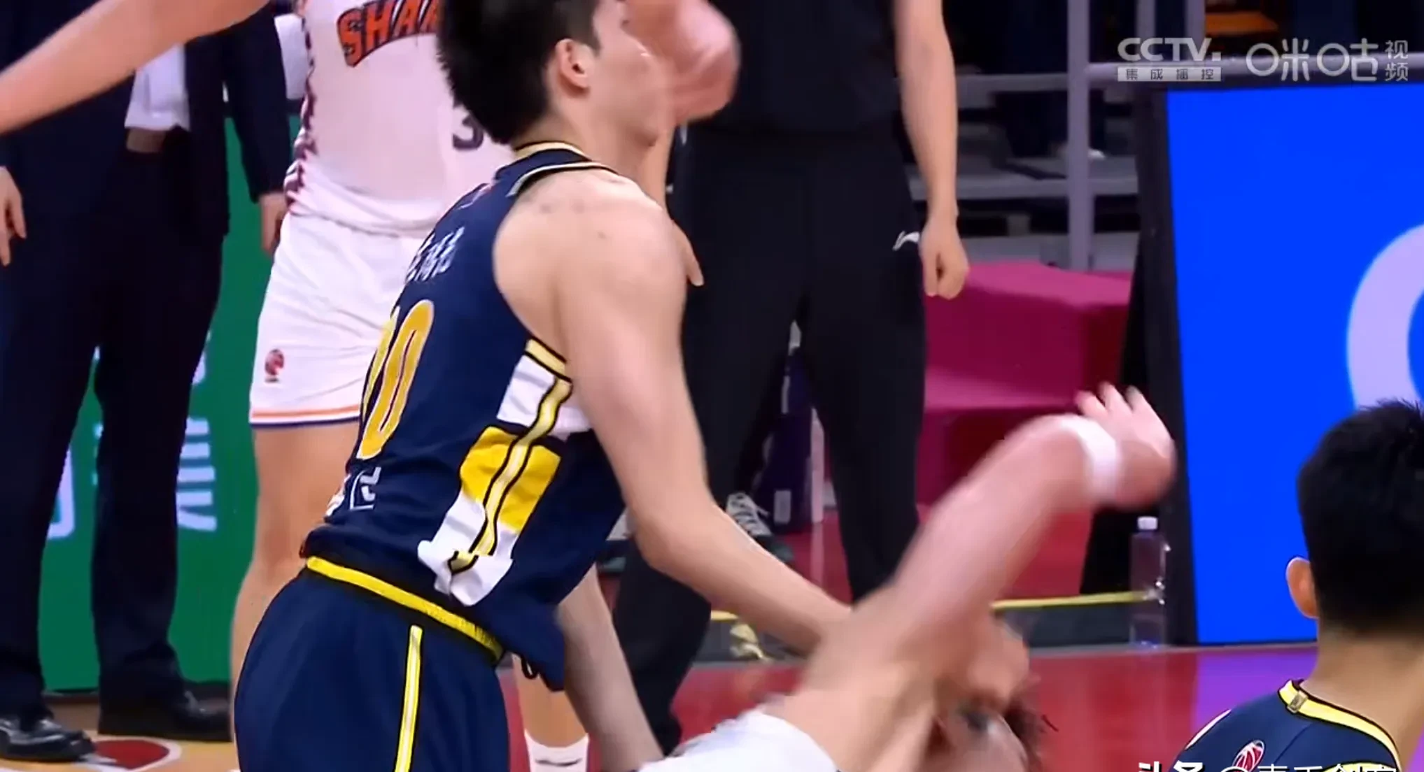 爱游戏在线-关于上海男篮主场遭遇强敌，惨遭压哨绝杀的信息