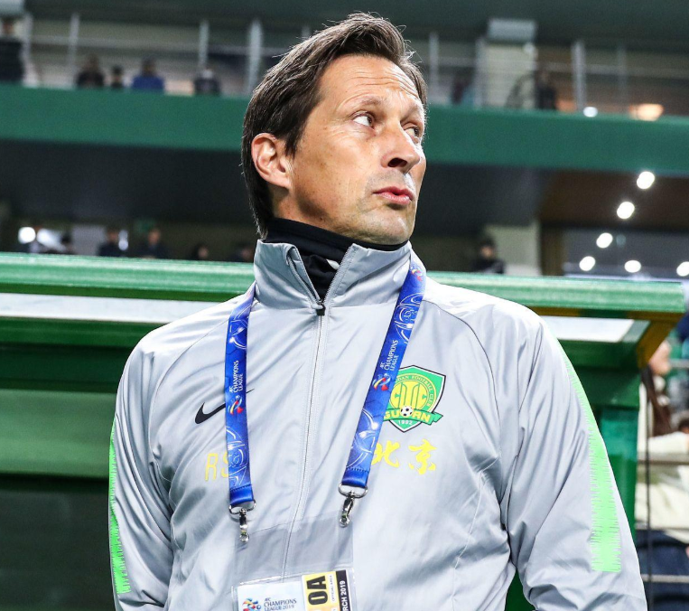 爱游戏在线-卫冕冠军再遭打击，保级前景黯淡的简单介绍