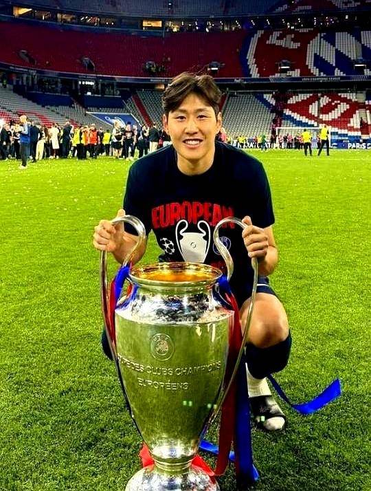 韩国足球队迎来新队长,士气高涨 韩国足球队迎来新队长,士气高涨